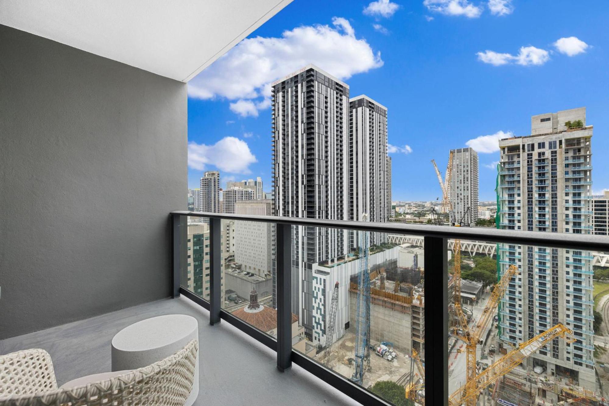Free Parking! Stylish W Views